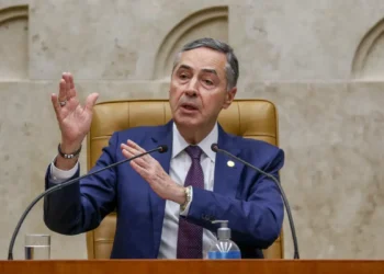 “Jamais esqueceremos”, diz Barroso em sessão solene por 8 de janeiro