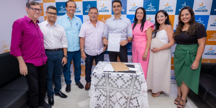 Prefeito JHC entrega alvará para construção de supermercado que vai gerar 350 empregos em Maceió