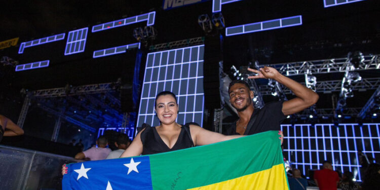 Fãs de Claudia Leitte chegam nove horas antes do show no Verão Massayó