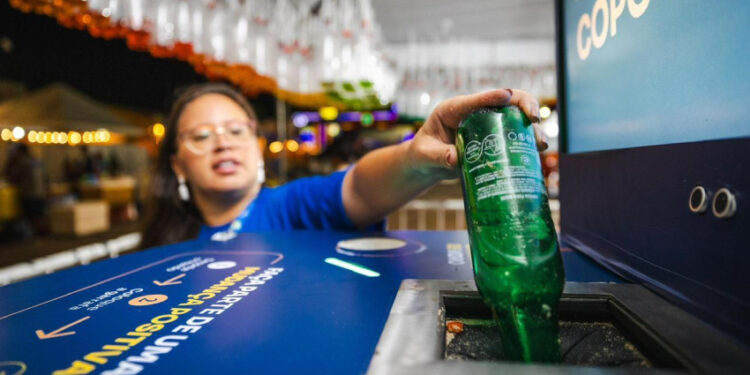 Iniciativa pioneira da Prefeitura de Maceió vai transformar garrafas de vidro em areia para obras na capital