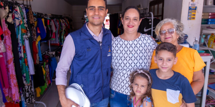Prefeito JHC vistoria obras de pavimentação em Riacho Doce