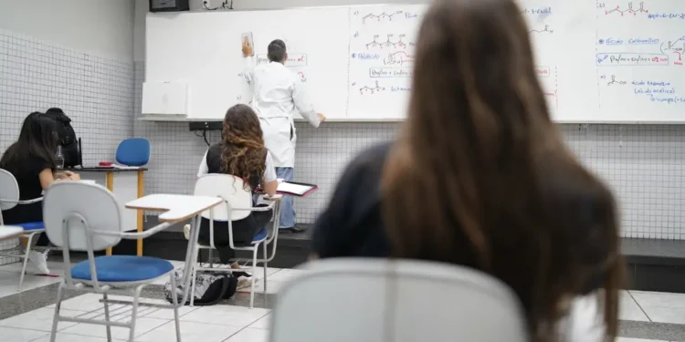 Alunos do Ensino Médio podem receber bolsa a partir de março