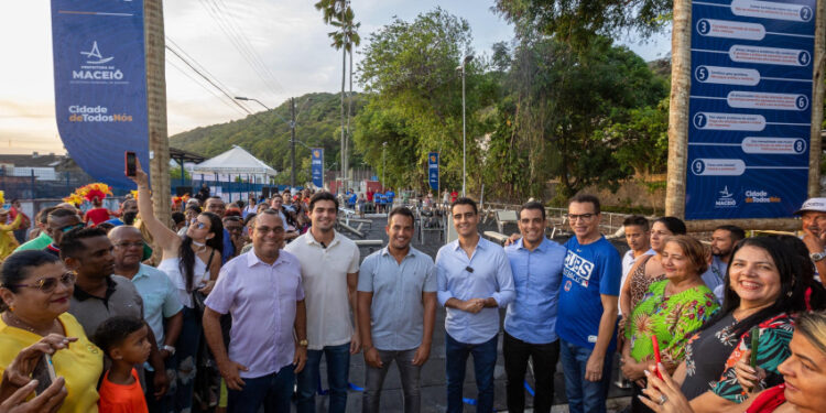 Prefeito JHC entrega academia ao ar livre para comunidade de Fernão Velho