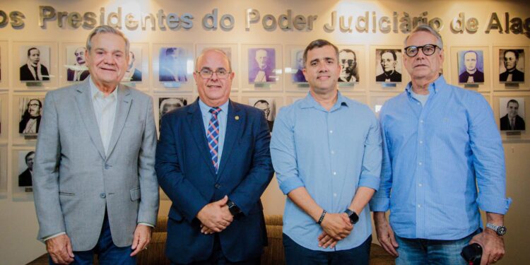 Ronaldo Lessa discute com presidente do TJAL e diretor da CBV criação de centro de treinamento de vôlei