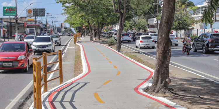 Seminfra orienta ciclistas sobre uso da ciclovia na Fernandes Lima em dias de chuva