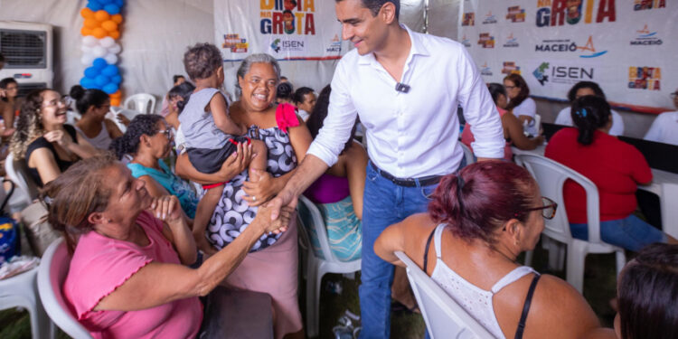 Prefeito JHC acompanha atendimentos do Brota na Grota na parte alta de Maceió