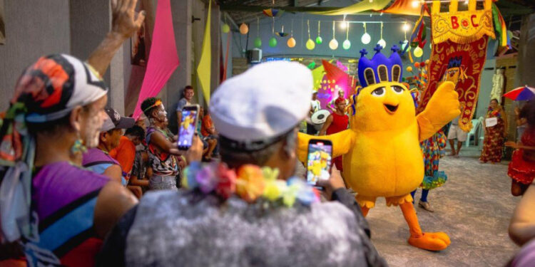 Baile de Carnaval leva animação a pessoas em situação de rua