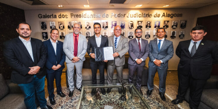 Prefeito JHC regulamenta Programa Família Acolhedora para atender crianças e adolescentes em vulnerabilidade