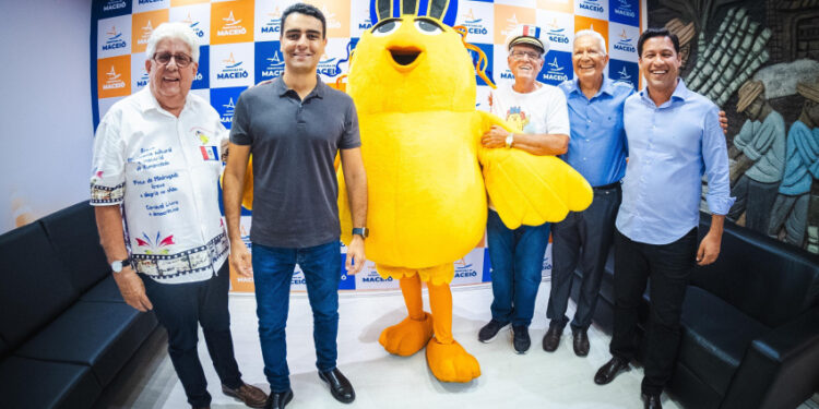 JHC recebe o Pinto da Madrugada e parabeniza o bloco pelos seus 25 anos