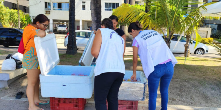 Vigilância Sanitária fiscaliza venda de alimentos e bebidas nos desfiles de blocos