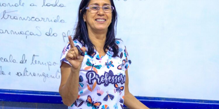 Mais de 20 mil servidores da Educação recebem bonificação do Escola 10 nesta quinta-feira (29)