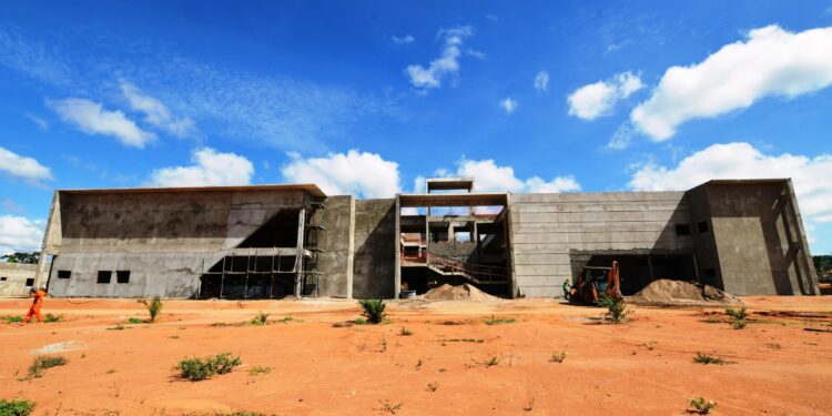 Secretário de Estado da Saúde visita obras do Hospital Regional do Médio Sertão e confirma conclusão para o mês de julho