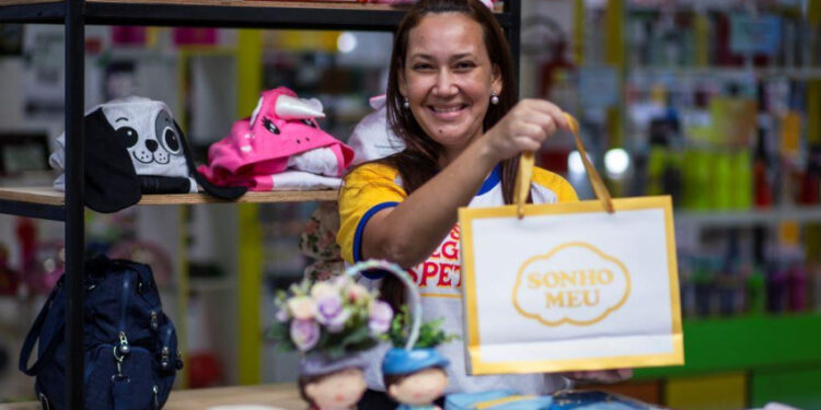 Banco da Mulher Empreendedora transforma vida de mãe atípica da parte alta de Maceió: “Investi o lucro no tratamento do meu filho”