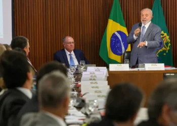 “Falta muito para se fazer”, diz Lula ao abrir reunião ministerial
