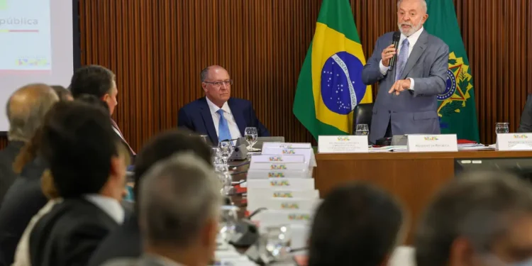 “Falta muito para se fazer”, diz Lula ao abrir reunião ministerial