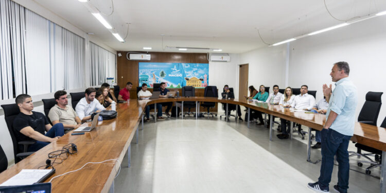 Gestores municipais discutem proteção de dados e atendimento ao cidadão