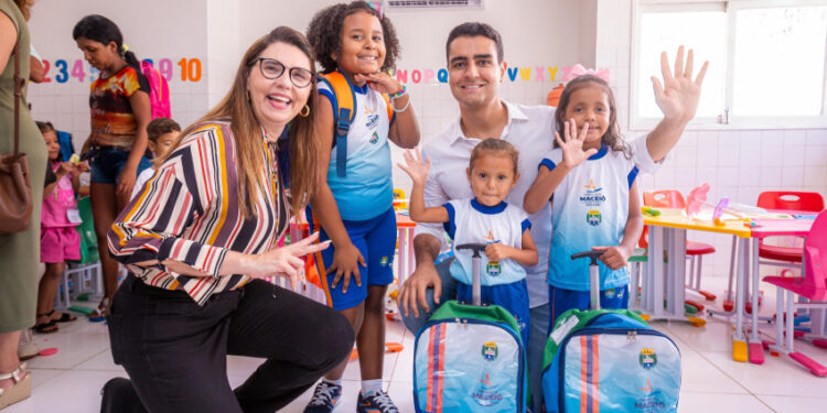 JHC entrega fardamento para 55 mil alunos do município e anuncia investimento em climatização de escolas