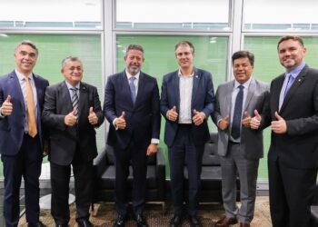 Arthur Lira coordena reunião que sela acordo e destrava projeto do novo Ensino Médio