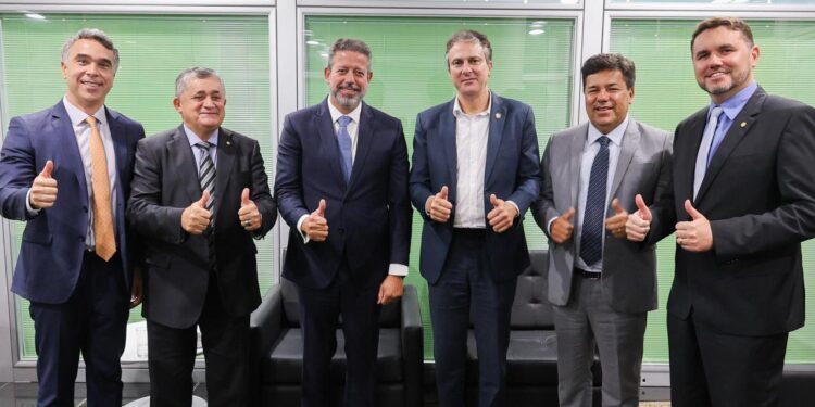 Arthur Lira coordena reunião que sela acordo e destrava projeto do novo Ensino Médio