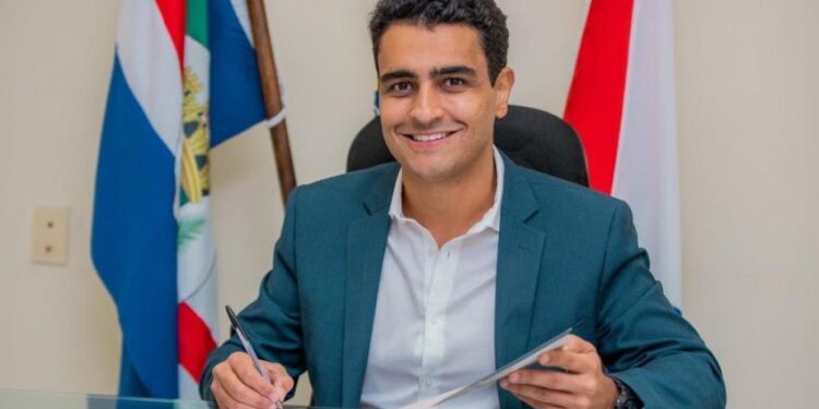 Prefeito JHC concede mais um reajuste salarial de 7% a servidores