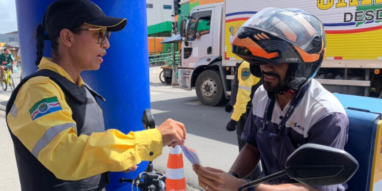 Equipe de educação do DMTT realiza ação educativa para motociclistas