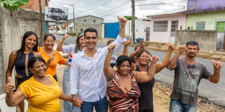 JHC vistoria pavimentação de ruas no Village e moradores comemoram: “Não andamos mais na lama”