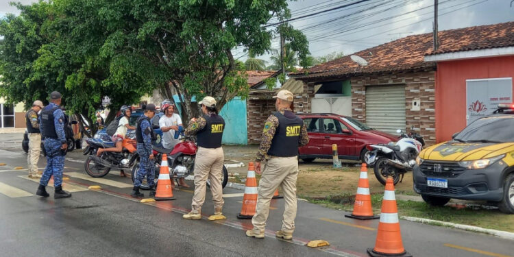 Mais de 700 motociclistas abordados em operação não portavam carteira de habilitação