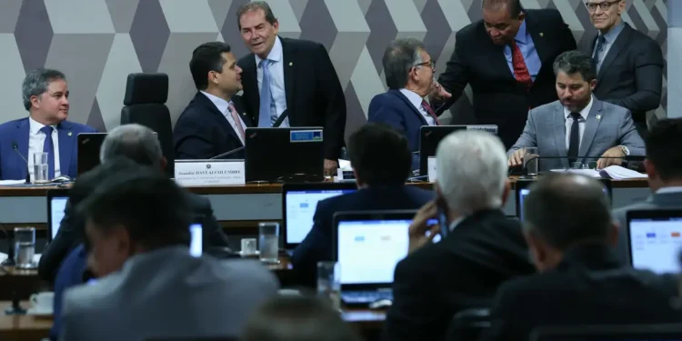 CCJ aprova PEC que criminaliza posse de qualquer quantidade de droga
