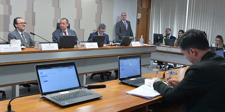 Poucos profissionais monitoravam minas em Maceió, diz depoente à CPI