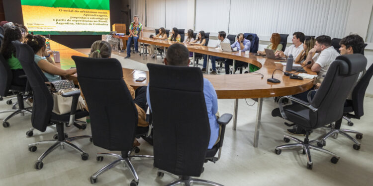 Servidores do Iplan participam de oficina com especialista internacional em urbanismo social