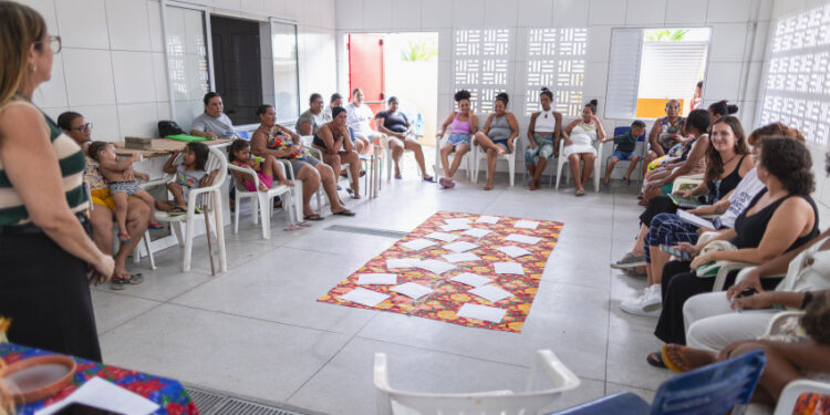 Prefeitura de Maceió realiza oficina sobre letramento racial com marisqueiras da orla lagunar