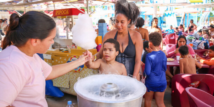 Ação inclusiva continua levando estudantes com autismo para parque aquático