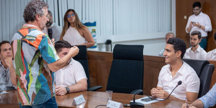 JHC se reúne com ex-secretário de Cultura e Desenvolvimento Social de Medellín para debater ações em Maceió