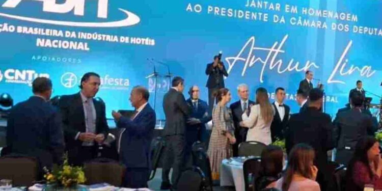 Arthur Lira é homenageado em Brasília por lideranças nacionais do turismo em jantar com 500 participantes