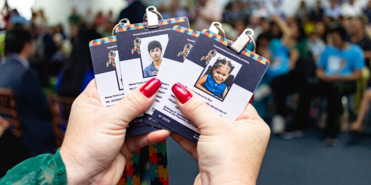 Em um ano, Governo de Alagoas emite mais de 2 mil carteiras para autistas