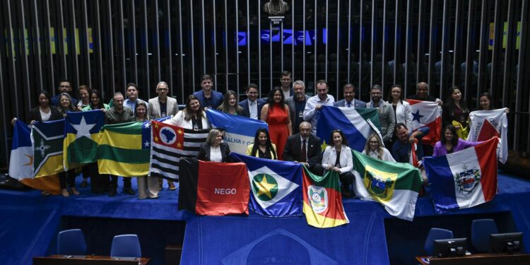 Escolas estaduais têm até dia 30 para inscrever redações no Programa Jovem Senador