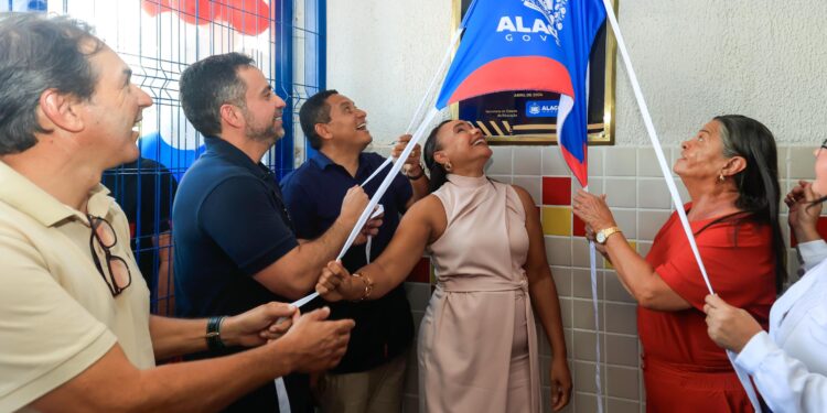 Governador entrega escola e sobrevoa obras de hospital e duplicação em Palmeira dos Índios