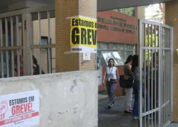 Governo propõe a servidores da educação reajuste de 9% em 2025