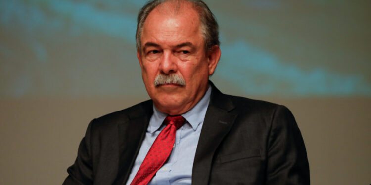 Convite para Mercadante comandar a Petrobras preocupa o mercado