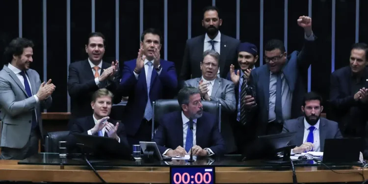 Mais de 40% dos contribuintes entregaram declaração do IR