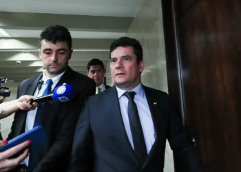 Desembargador pede vista e suspende julgamento de Moro