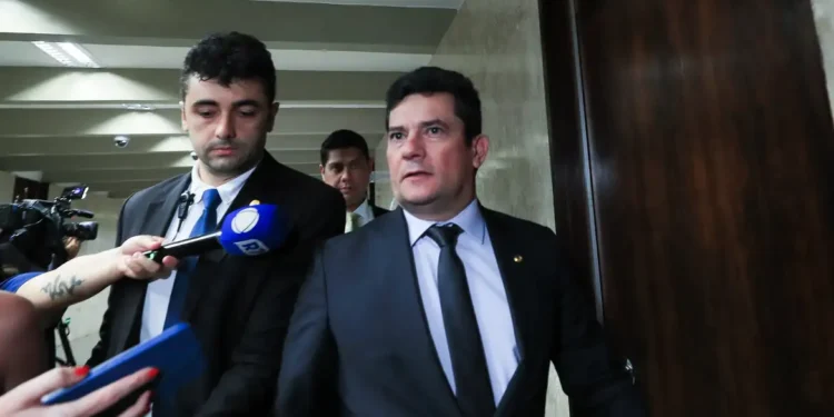 Desembargador pede vista e suspende julgamento de Moro