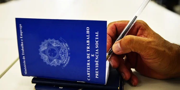 Taxa de desemprego fica em 7,9%; índice é o menor em 10 anos