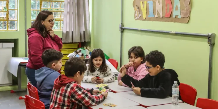 Cerca de 173 mil estudantes estão sem previsão de volta às aulas no RS