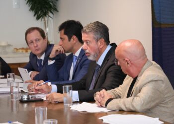 Arthur Lira coordena reunião que garante suspensão dos cancelamentos unilaterais de planos de saúde