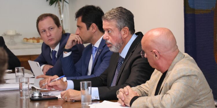 Arthur Lira coordena reunião que garante suspensão dos cancelamentos unilaterais de planos de saúde