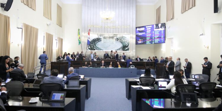 Parlamento aprova projeto de lei que garante o reajuste salarial dos servidores públicos