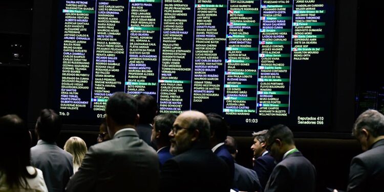 Veto de Bolsonaro que barrou criminalização de fake news é mantido  Fonte: Agência Senado