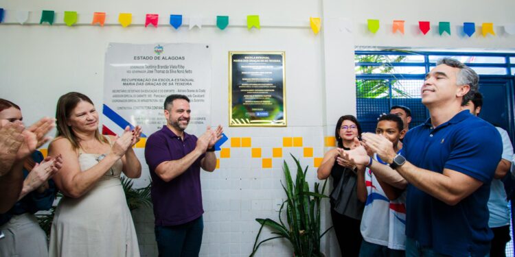 Em Maceió, governador inaugura ginásio em escola no Feitosa e beneficia 700 estudantes
