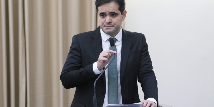 Lelo Maia repudia participação de crianças na Parada do Orgulho LGBTQIA+